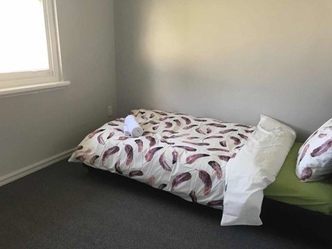 Maddington House Unit A - Kalgoorlie Accommodation 3