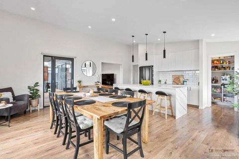 Magnificent Home, Water Views - Kalgoorlie Accommodation 1