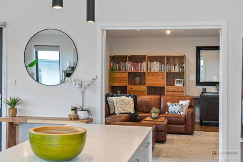 Magnificent Home, Water Views - Kalgoorlie Accommodation 3