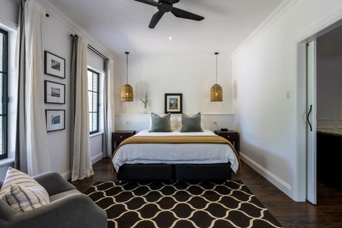 MAIN STREET RETREAT - King BRs, Comp Minibar, Breakfast Prov, Fireplaces - Kalgoorlie Accommodation 1