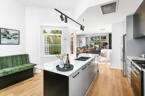 MANHATTAN STYLE 3 STORY LUXURY IN ST PETERS - Kalgoorlie Accommodation 0