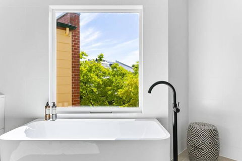 MANHATTAN STYLE 3 STORY LUXURY IN ST PETERS - Kalgoorlie Accommodation 2
