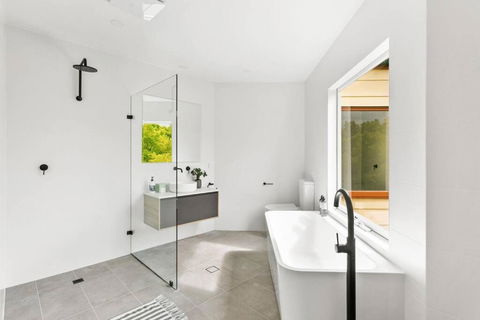 MANHATTAN STYLE 3 STORY LUXURY IN ST PETERS - Kalgoorlie Accommodation 3