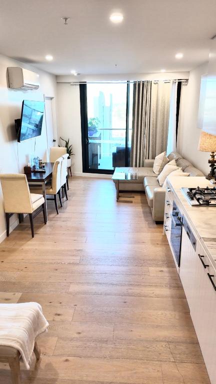 M-city Shopping Center Apartment - Executive Twin King Ensuites - Fully Equipped - Free Parking, Fast Wifi, Smart TV, Netflix, Complementary Drinks & Amenities - Clayton 3168 - Kalgoorlie Accommodation 3