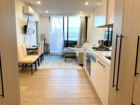 M-city Shopping Center Apartment - Executive Twin King Ensuites - Fully Equipped - Free Parking, Fast Wifi, Smart TV, Netflix, Complementary Drinks & Amenities - Clayton 3168 - Kalgoorlie Accommodation 1