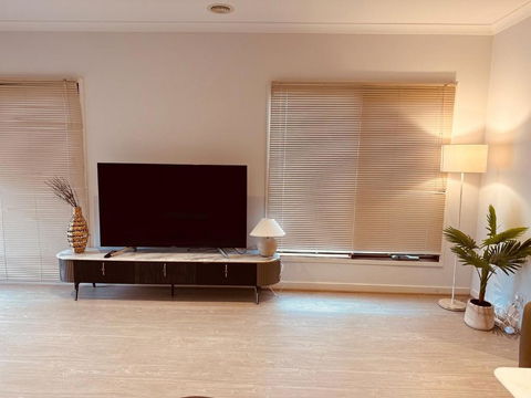 MEL-Point Cook Elegant Four-Bedroom House - Kalgoorlie Accommodation 1