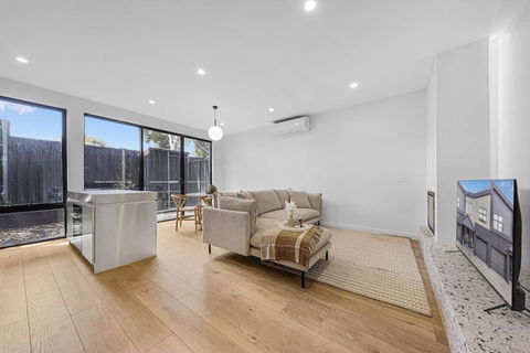 Mia-2B2B-Exceptional Style Living In Brighton East - Kalgoorlie Accommodation 0