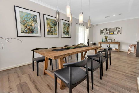 Mid Century 4 Bedroom Getaway In Barossa Vineyard - Kalgoorlie Accommodation 2