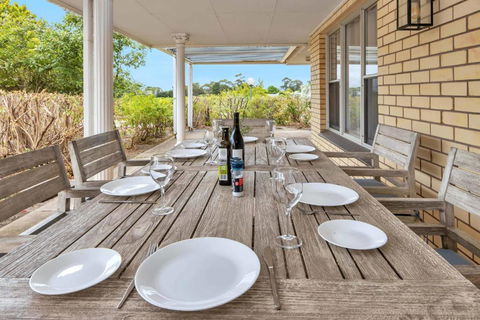Mid Century 4 Bedroom Getaway In Barossa Vineyard - Kalgoorlie Accommodation 3