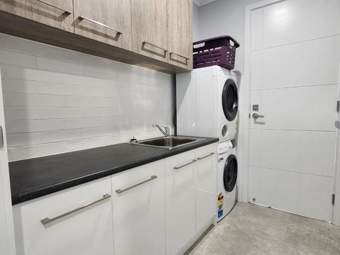 Minutes To The Beach! King Bed With TV, Spa Bath - Kalgoorlie Accommodation 2