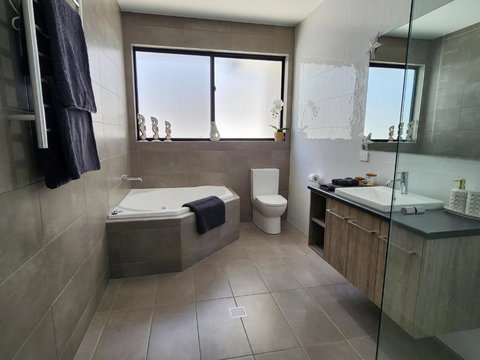 Minutes To The Beach! King Bed With TV, Spa Bath - Kalgoorlie Accommodation 1