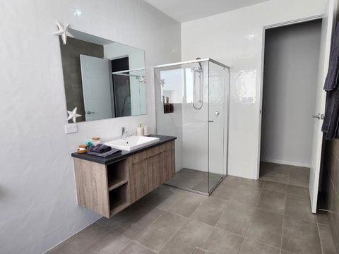 Minutes To The Beach! King Bed With TV, Spa Bath - Kalgoorlie Accommodation 3