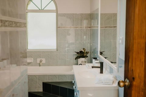 Misty Mountain Manor - Kalgoorlie Accommodation 3