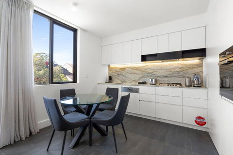 Modern 1-Bed With Balcony In Bustling Surry Hills - Kalgoorlie Accommodation 2