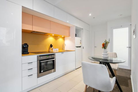 Modern 2BR Apt W City Views, Balcony & Wi-Fi - Kalgoorlie Accommodation 1