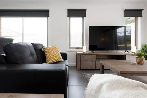 Modern Delight: Cosy Home With Parking - Kalgoorlie Accommodation 0