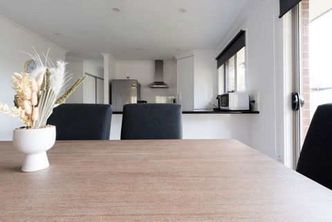 Modern Delight: Cosy Home With Parking - Kalgoorlie Accommodation 3