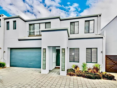 Modern Double-Story Abode A Scarborough Delight - Kalgoorlie Accommodation 0