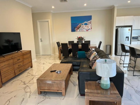 Modern House Between Airport And Sea - Kalgoorlie Accommodation 1