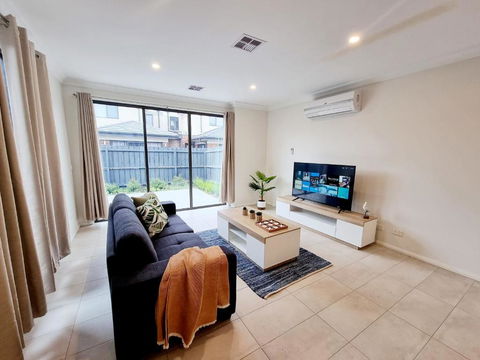 Modern Narre Warren Three Bedroom Townhouse, Close To Fountain Gate SC - Kalgoorlie Accommodation 1