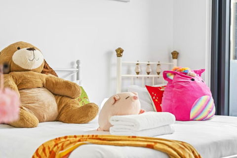 Modern Toy Style APT At Heart Kogarah - Kalgoorlie Accommodation 3