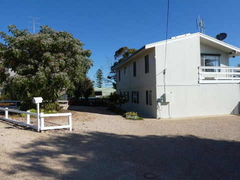 Moonta Bay Stylish Large Home 3 Min Walk From Beach And Jetty - Kalgoorlie Accommodation 1
