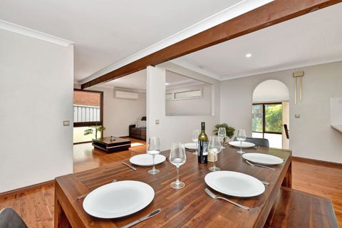 NEW PropertyBreezy Bayside Haven At Brightwaters - Kalgoorlie Accommodation 1