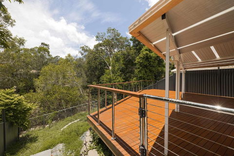 NEW 3BR Serene Creekside Retreat In Helensvale - Kalgoorlie Accommodation 0