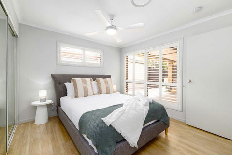 NEW 3BR Serene Creekside Retreat In Helensvale - Kalgoorlie Accommodation 1