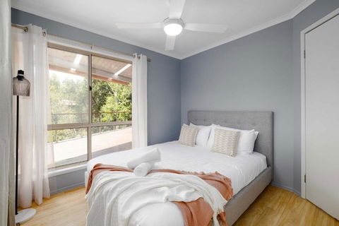 NEW 3BR Serene Creekside Retreat In Helensvale - Kalgoorlie Accommodation 2