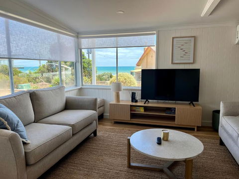 NEW Magpie Sands - 3 Bedroom Home - Downstairs Only, 1 Min Walk To Aldinga Beach - Kalgoorlie Accommodation 2