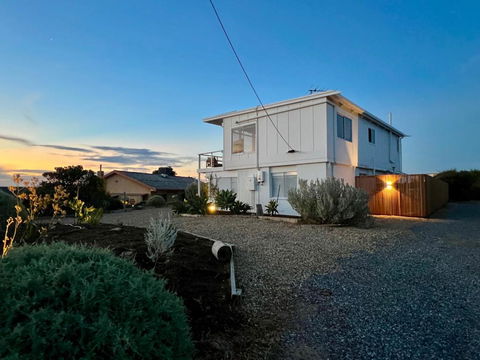NEW Magpie Sands - 3 Bedroom Home - Downstairs Only, 1 Min Walk To Aldinga Beach - Kalgoorlie Accommodation 1