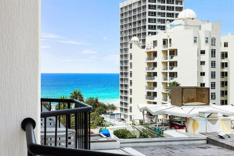 NEW Stunning Central Surfers Studio Apartment. - Kalgoorlie Accommodation 1