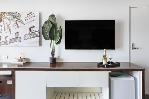NEW Stunning Central Surfers Studio Apartment. - Kalgoorlie Accommodation 3