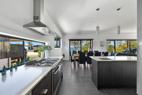 NEW - Sunrise Waters Holiday House - Kalgoorlie Accommodation 1