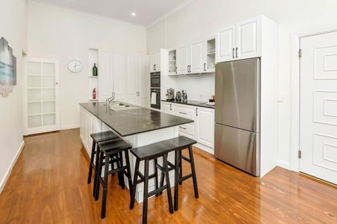 Normanville, Large Historic Three Bedroom Home - Kalgoorlie Accommodation 2