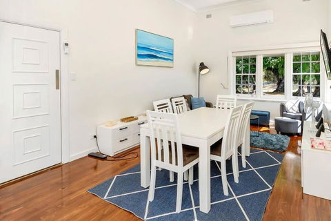 Normanville, Large Historic Three Bedroom Home - Kalgoorlie Accommodation 3
