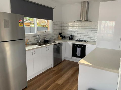 Nth Central 4BR Reno W WiFi - Kalgoorlie Accommodation 3