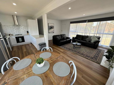 Nth Central 4BR Reno W WiFi - Kalgoorlie Accommodation 1
