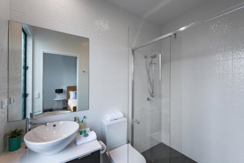 Oxford Steps - Executive 2BR Bulimba Apartment Across From The Park On Oxford St - Kalgoorlie Accommodation 2