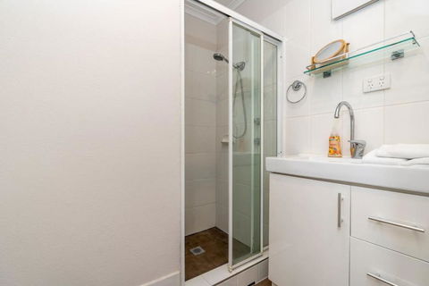 Peaceful 1BR Home Near Canberra Hospital - Kalgoorlie Accommodation 3