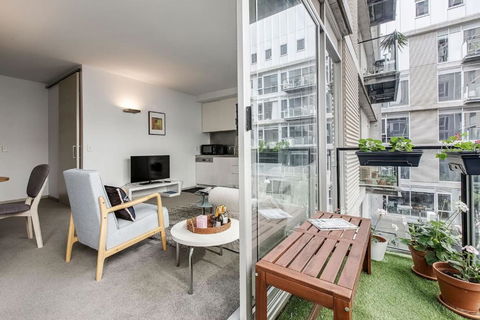 Parade Place - A Central Balcony Stay - Kalgoorlie Accommodation 0