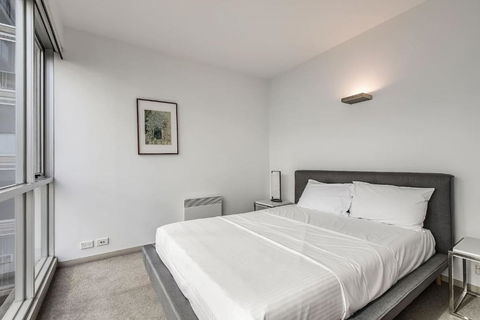 Parade Place - A Central Balcony Stay - Kalgoorlie Accommodation 3