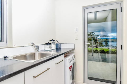 Paradise Point - Entire Home In Clarence Point, Tasmania Australia, 10 Guests 7 Bedrooms 7 Beds 3 Baths - Kalgoorlie Accommodation 3