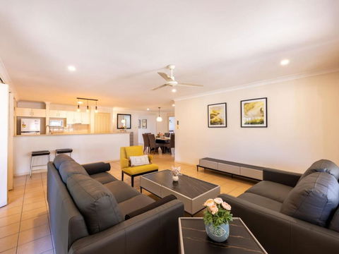 Peaceful 4B2B Sweet Home W Backyard At Springfield - Kalgoorlie Accommodation 1