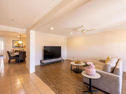 Peaceful 4B2B Sweet Home W Backyard At Springfield - Kalgoorlie Accommodation 2