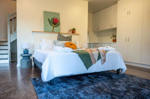 Peaceful Hills Escape: Charming 2-Story Retreat - Kalgoorlie Accommodation 2
