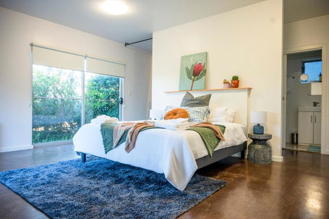 Peaceful Hills Escape: Charming 2-Story Retreat - Kalgoorlie Accommodation 0
