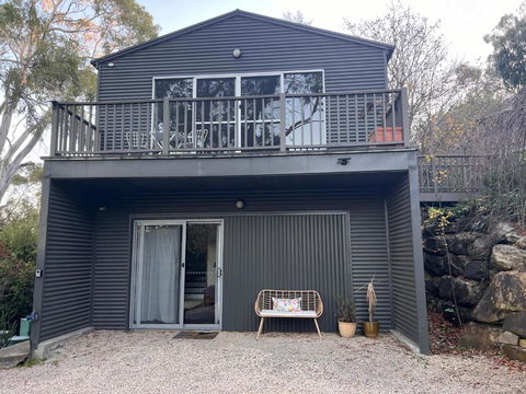Peaceful Hills Escape: Charming 2-Story Retreat - Kalgoorlie Accommodation 1