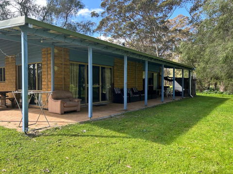 Peacock - Kalgoorlie Accommodation 2